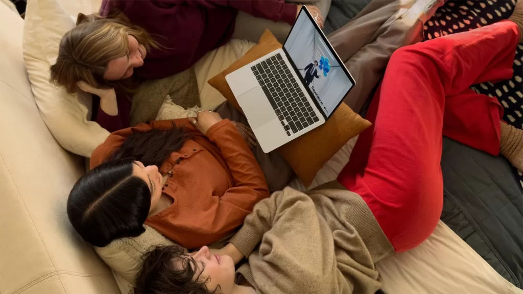 Apple-MacBook-Air-lifestyle-at-home-250305_big.jpg.large_2x.jpg