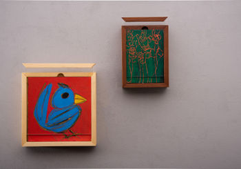 <p>SHOWCASE can be easily hung to the wall<br>
The sliding mechanism makes the artwork on display interchangeable</p>