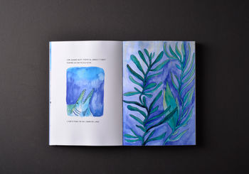 <p>Le pagine blu sono dedicate ai contenuti storici più significativi, intrecciando illustrazioni e documenti d’epoca per raccontare gli eventi del passato. Il testo, in italiano, è presentato con una digitalizzazione della mia scrittura, in uno stile che richiama i libri illustrati. La palette riprende i colori predominanti del lago di Como.</p>