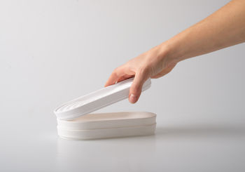 <p>Durch die präzise Formgebung lassen sie sich platzsparend aufbewahren und vielseitig einsetzen. Auch für Personen ohne oder mit geringer Beeinträchtigung bleibt die intuitive Handführung durch die klar gestalteten Seitenbereiche erhalten.</p>