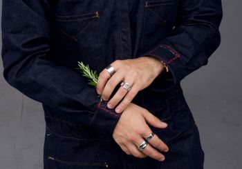 <p>Filling of the sewn-in sleeve odor pockets</p><p> </p><p>Füllung der eingenähten Ärmelgeruchstaschen</p><p> </p><p>Riempimento delle tasche portaodori cucite sulle maniche</p>