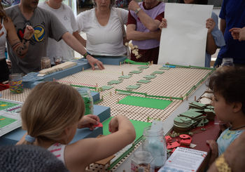 <p>Inhabitants from different generations discussing together the future of the area.</p>