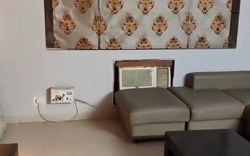 Female flatmate required in 3BHK  flat  in Gautam-Buddha-Nagar