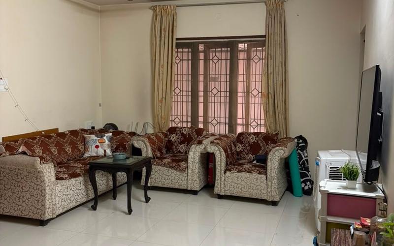 Female flatmate required 