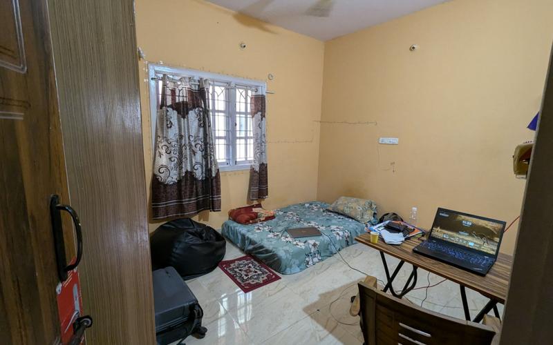 Room in 1BHK apartment  available in Ejipura
