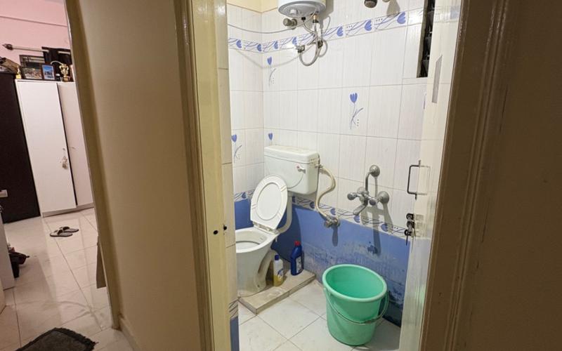 Room in 2BHK apartment  available in Marathahalli