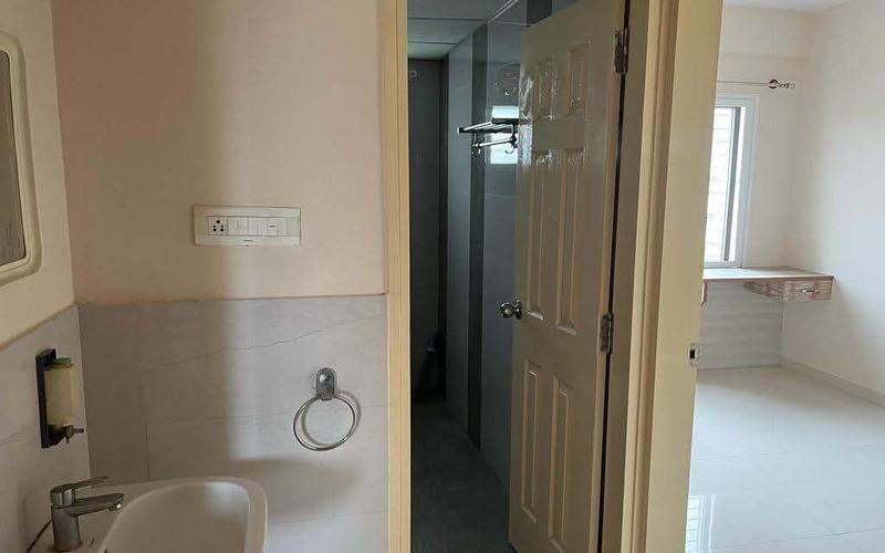Room in 3BHK flat  available in Arekere