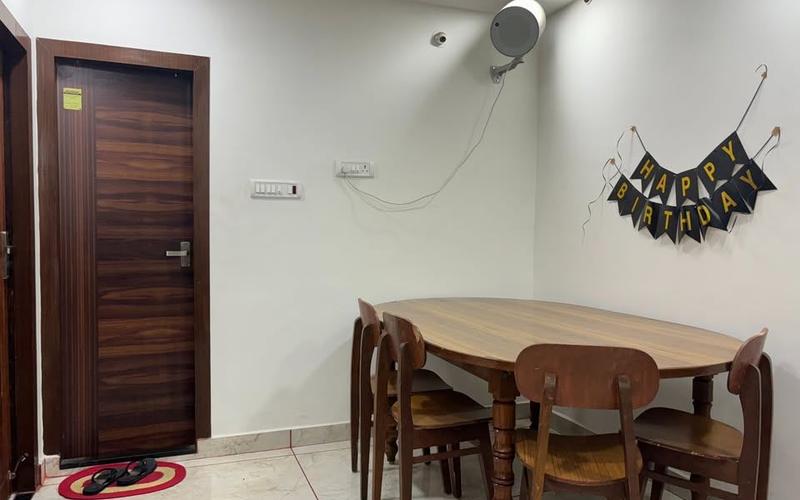 Room in 3BHK apartment  available in Indiranagar