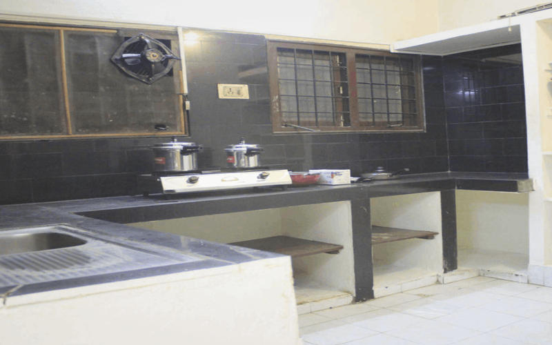 Female Shared-room in 3BHK flat available in Punjagutta