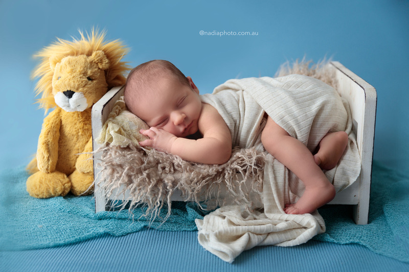 newborn photographer brisbane by Nadia Photo