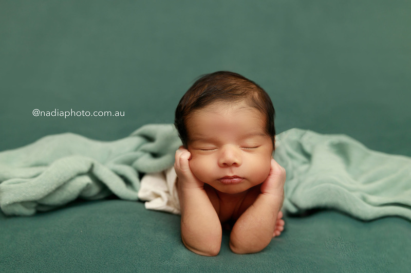 newborn photographer brisbane by Nadia Photo