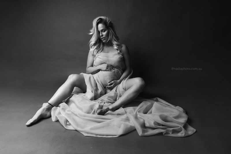 maternity photographer brisbane by Nadia Photo