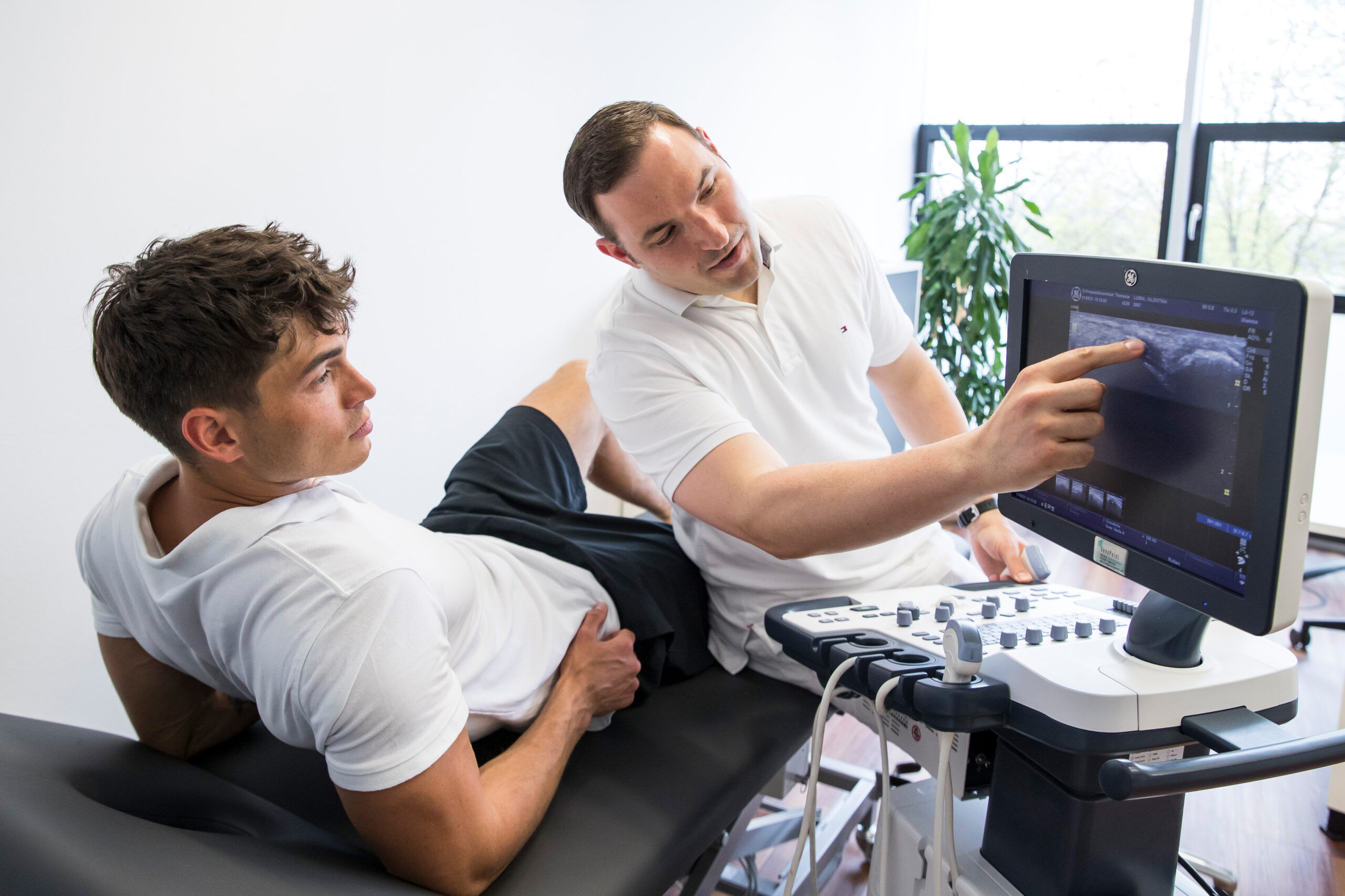 Dr. Doyscher bespricht einen Ultraschallbefund