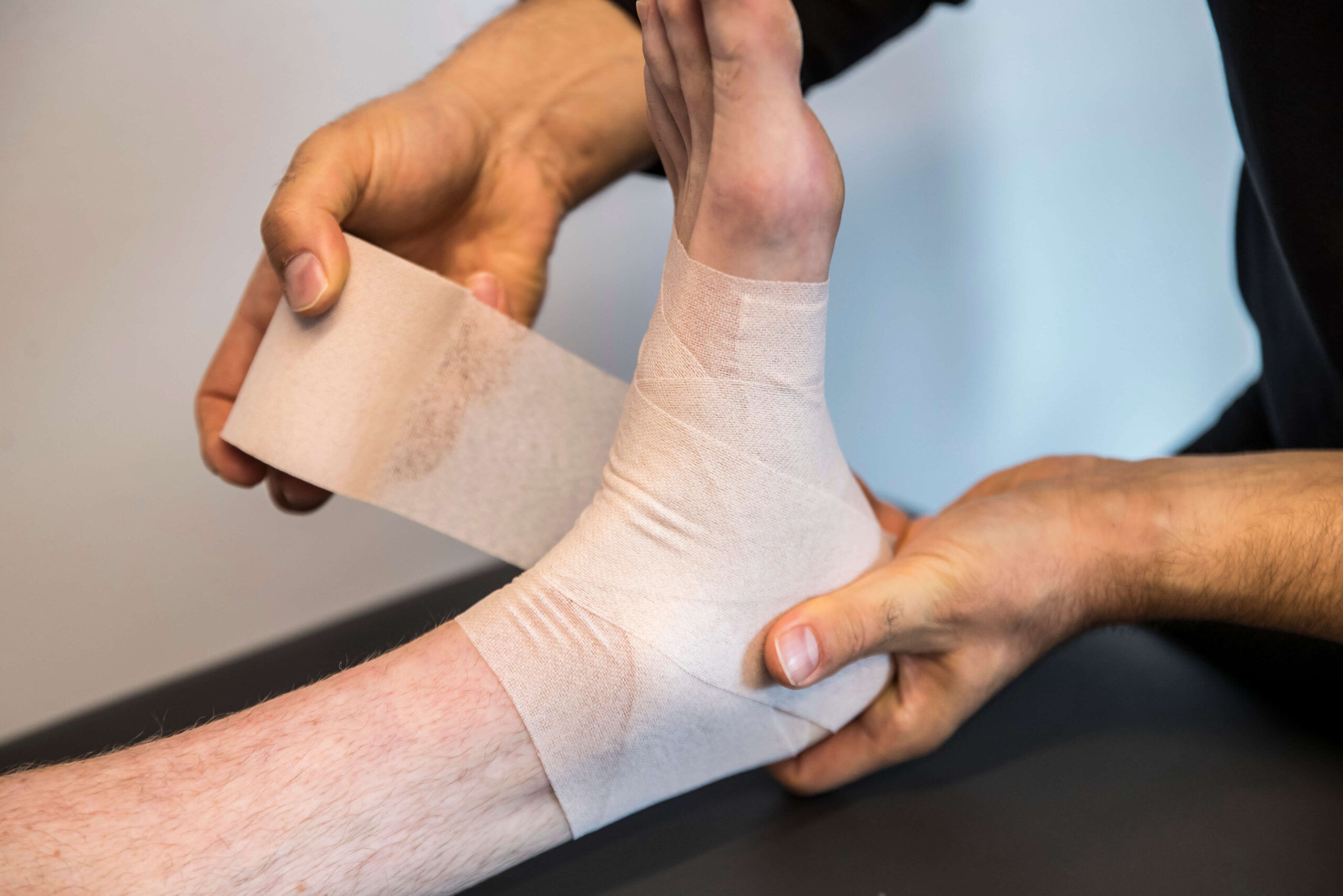 Dr Doyscher Orthopaedie Sportmedizin Erstversorgung Sprunggelenksverletzung Kompressionsverband