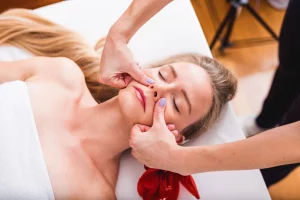Sinus Massage: A Natural Approach to Relieving Congestion - Beautifulwomandoingfacialmassageinaspasalon