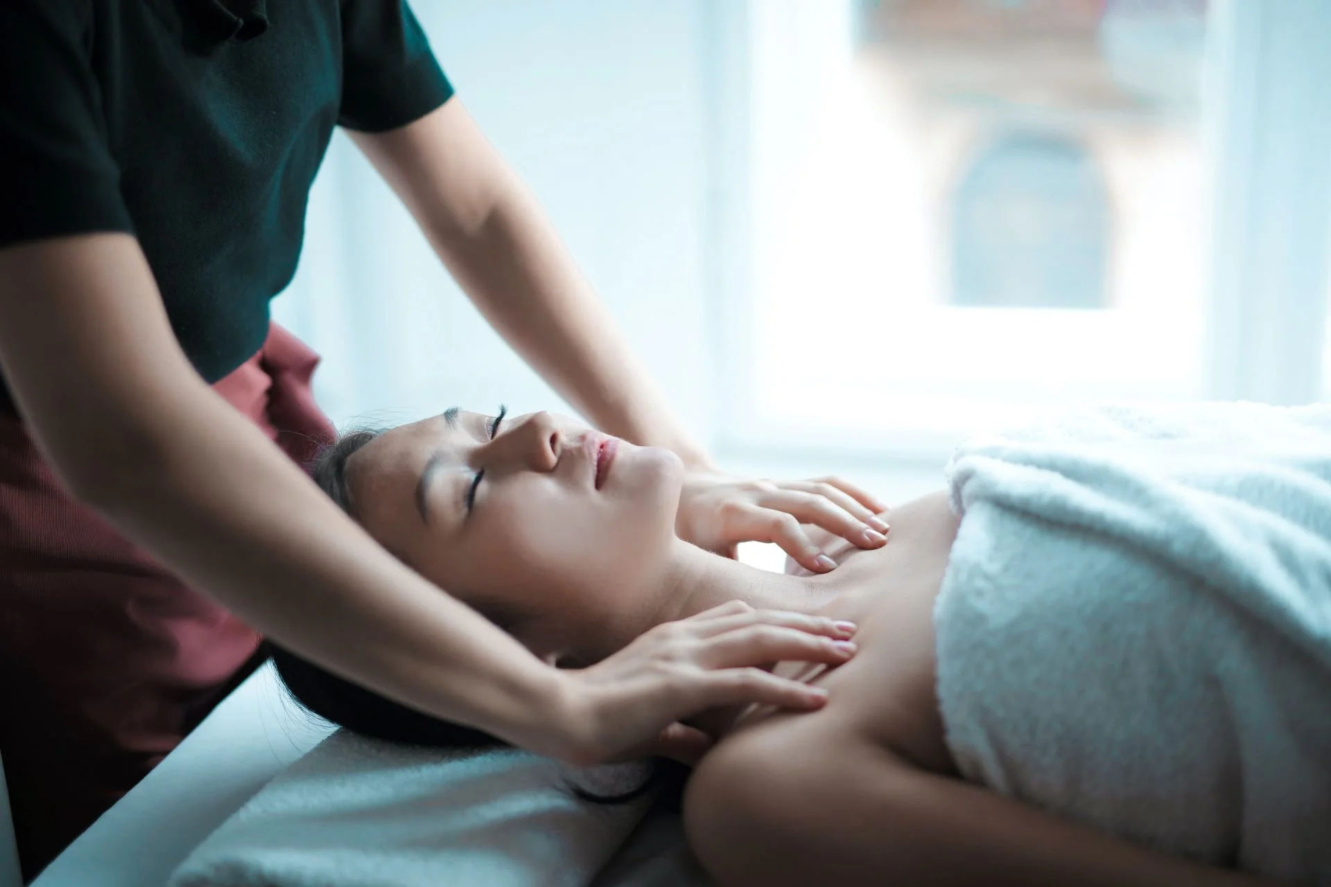 The Benefits of Massage for Women: Relaxation and Wellness The Benefits of Massage for Women: Relaxation and Wellness - Massagetherapistdoingmassageforawoman 1