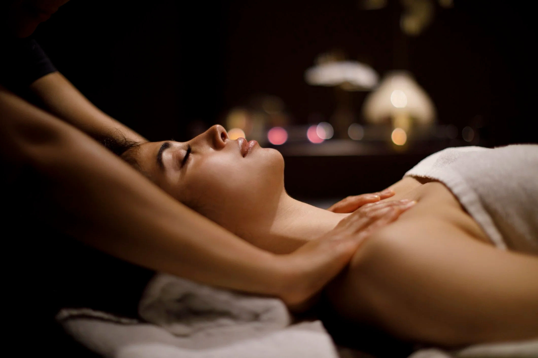 How Much to Tip for Massage? A Guide to Gratuity Etiquette - Womanenjoyingmassageinspacenter 2