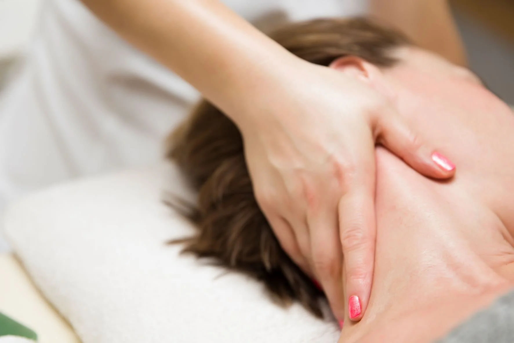 Best Massage for Neck and Shoulder Pain Best Massage for Neck and Shoulder Pain - woman getting a stress relieving pressure point 1