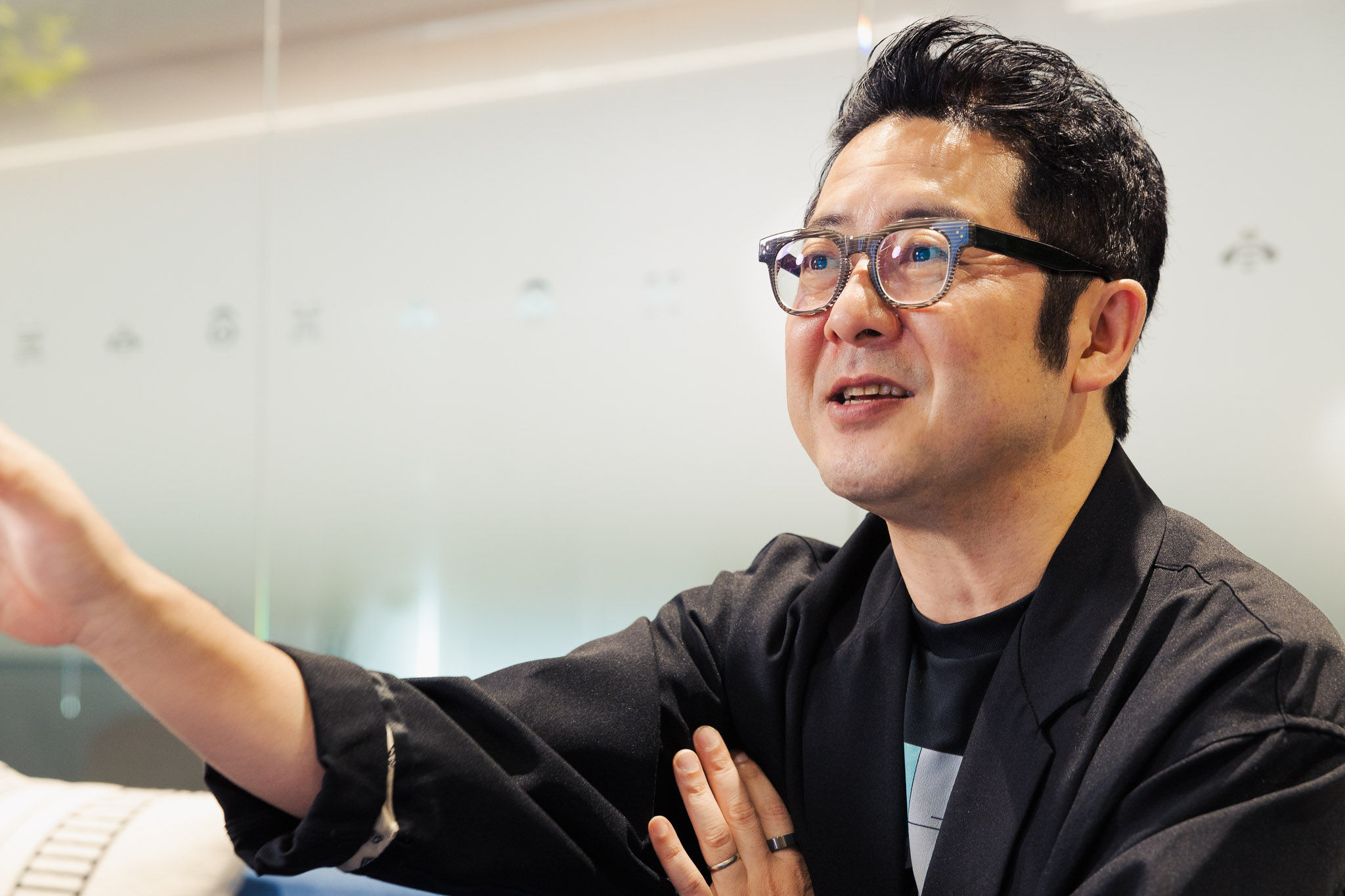 身振りを交えながら話す岸本さん