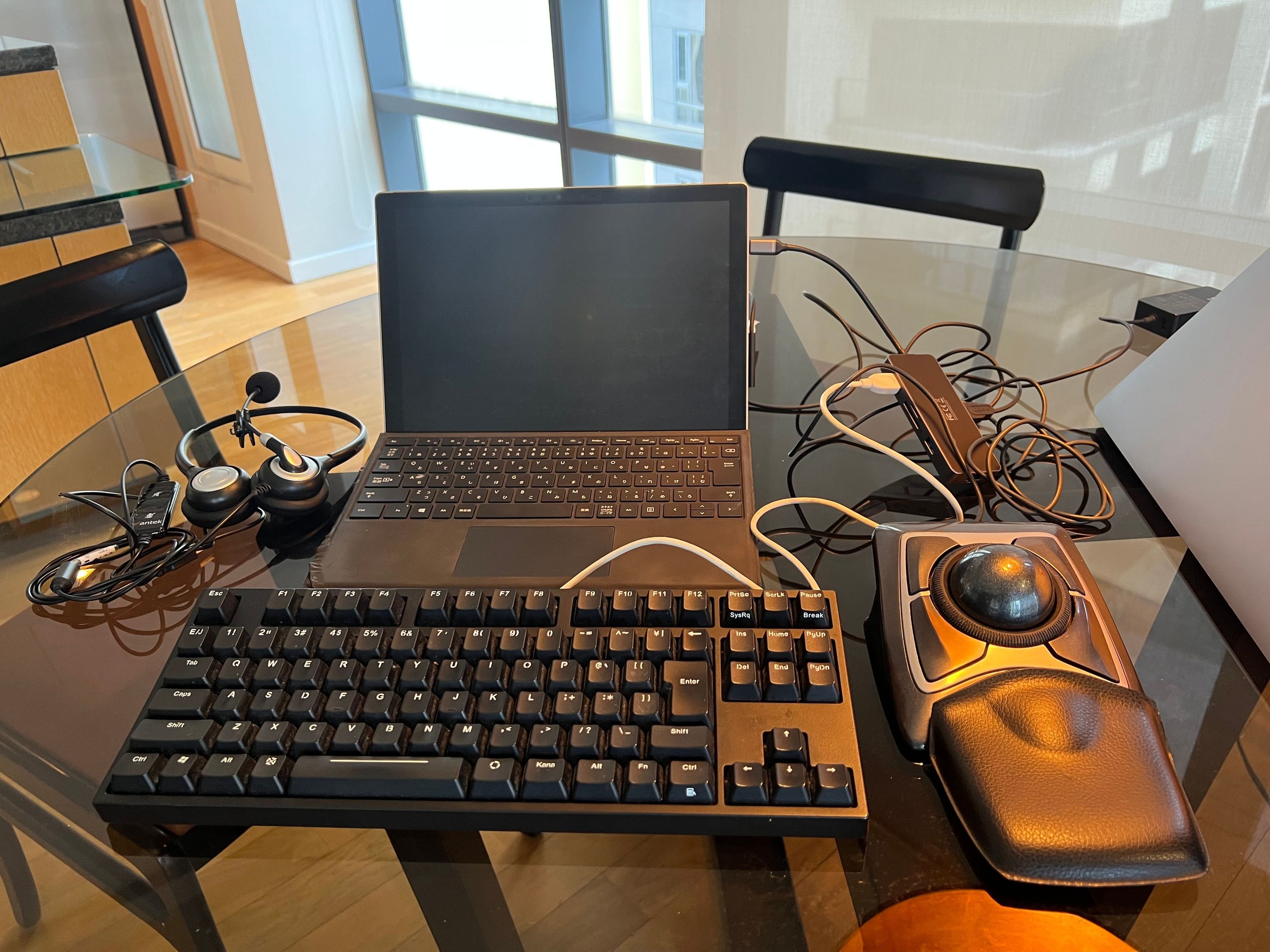 ノマドワーク時のワークステーションの様子。パソコン、キーボード、マウスがダイニングテーブルの上にセットされている