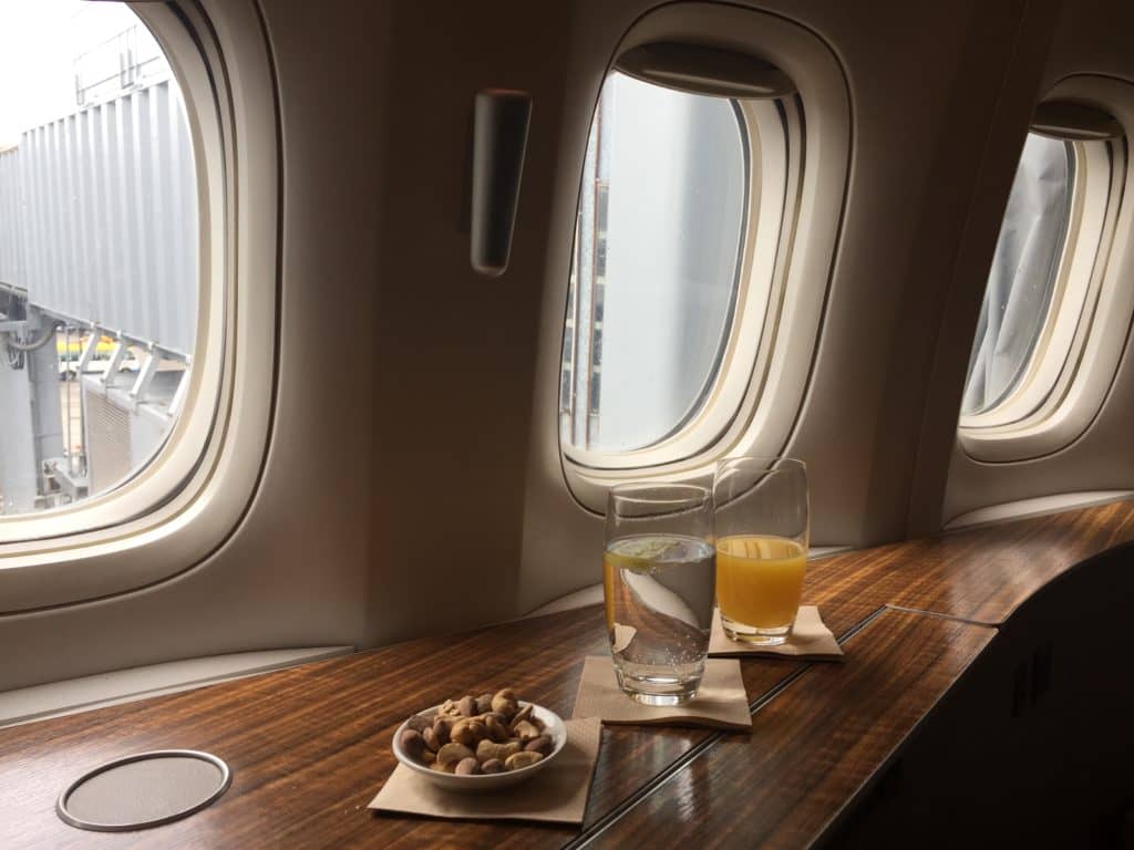 Gibt es gratis in Form von Alaska Meilen dazu: Cathay Pacific First Class Flug