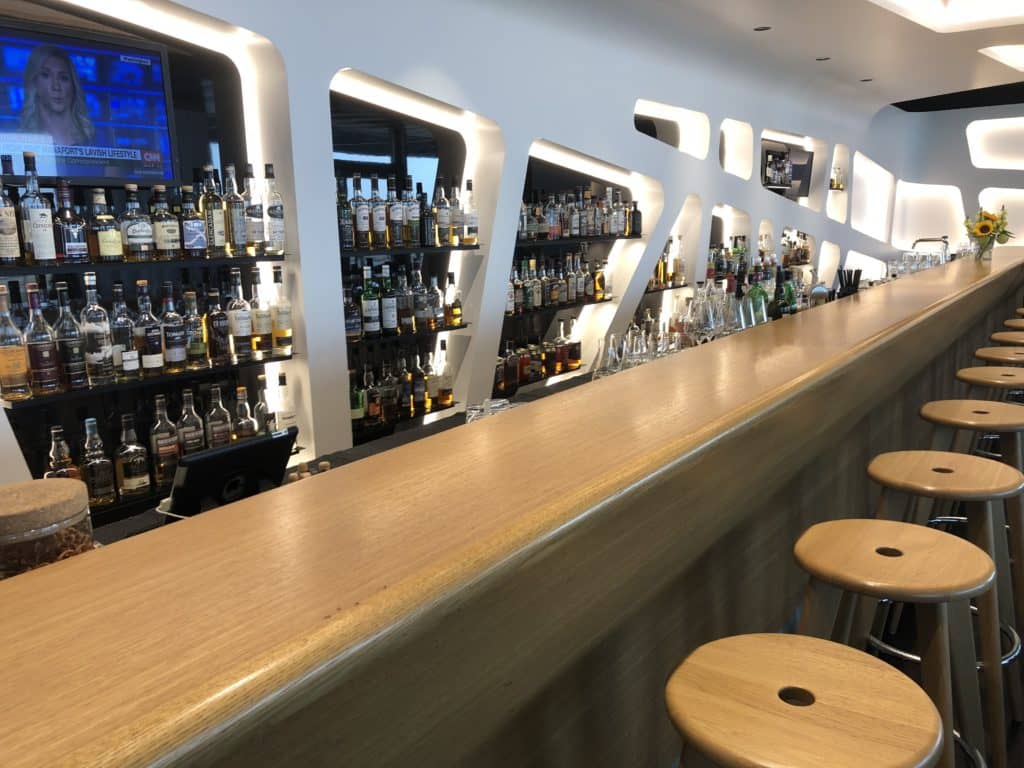 Swiss Senator Lounge Zürich Gates E Whisky Bar Tresen