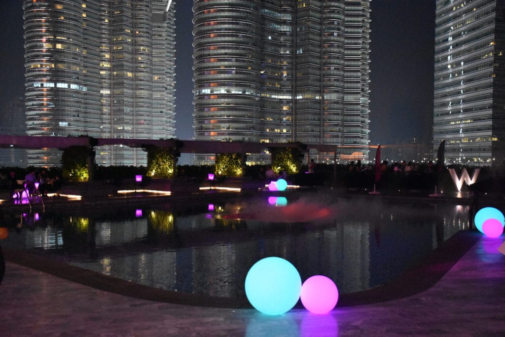 Poolbereich des W Kuala Lumpur am Abend