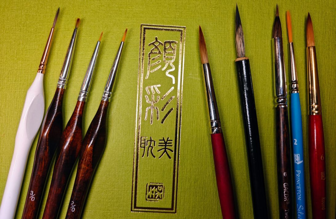 Why tiny brushes fail for detail work: a visual guide comparing cheap micro-brushes to a precise, pointed watercolor brush for fine lines.