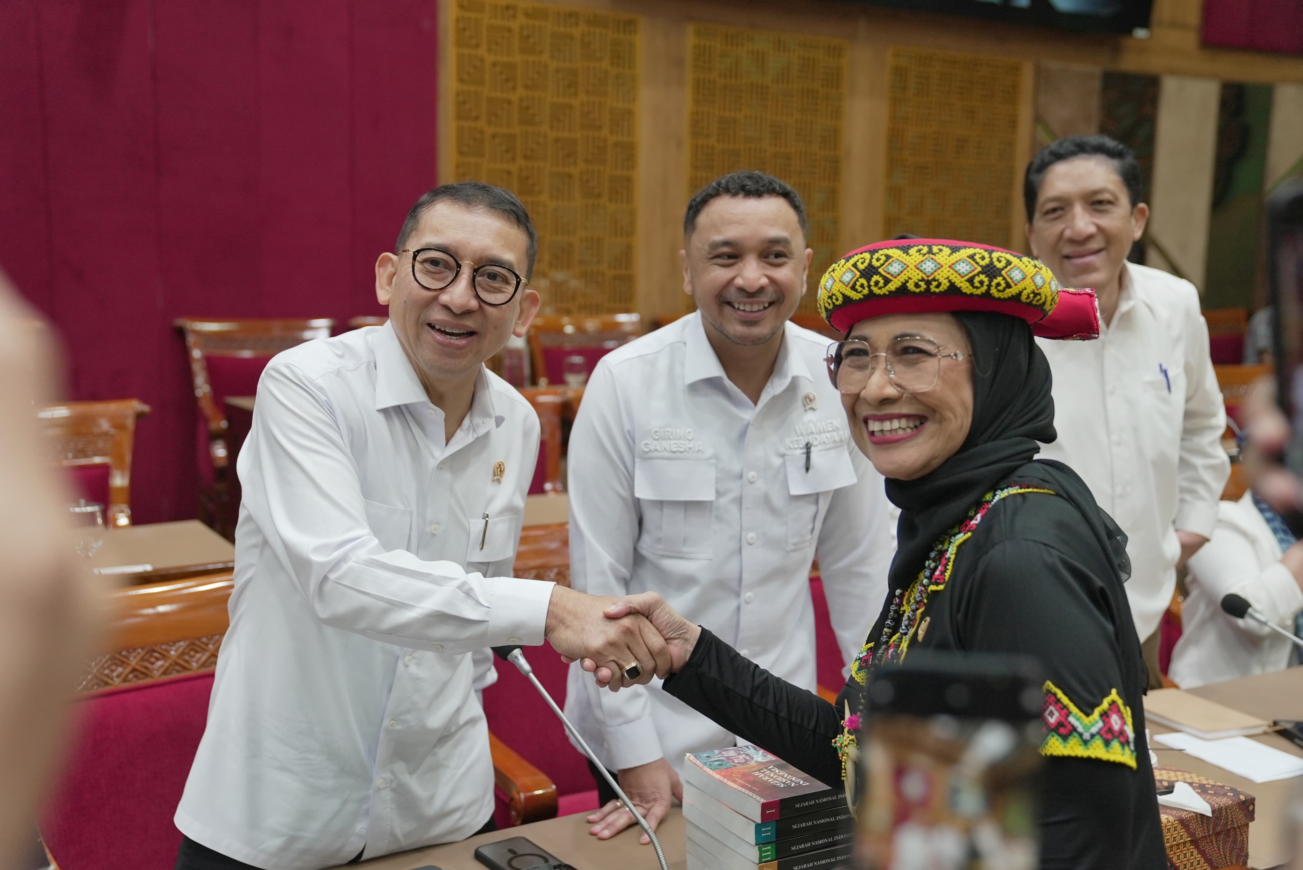 Penulisan Ulang Sejarah, Kontrol Narasi di Tangan Rezim