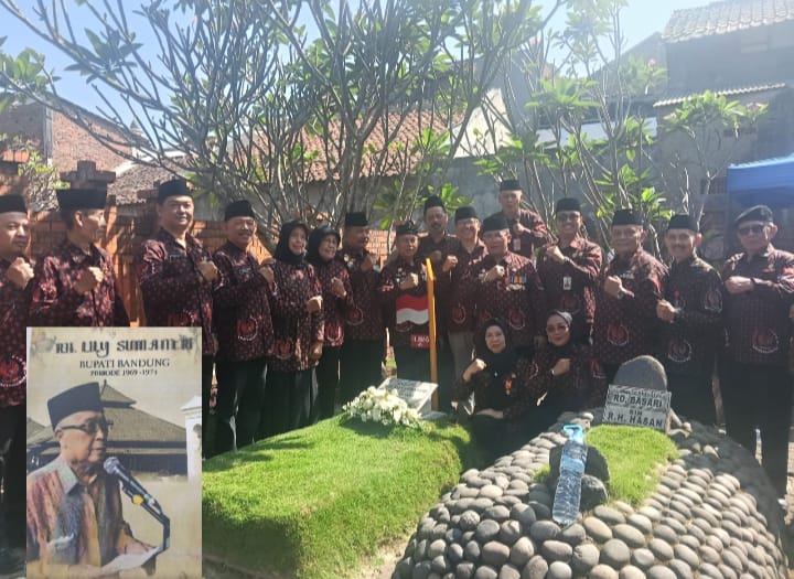 DHD 45 Jabar Pancangkan Bambu Runcing di Makam Pejuang R.H. Lily Sumantri 