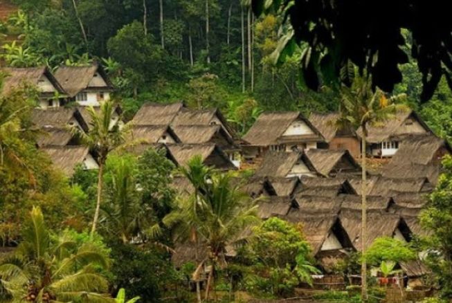 Menjaga Tradisi di Lembah Sunyi: Harmoni Kehidupan Masyarakat Kampung Naga