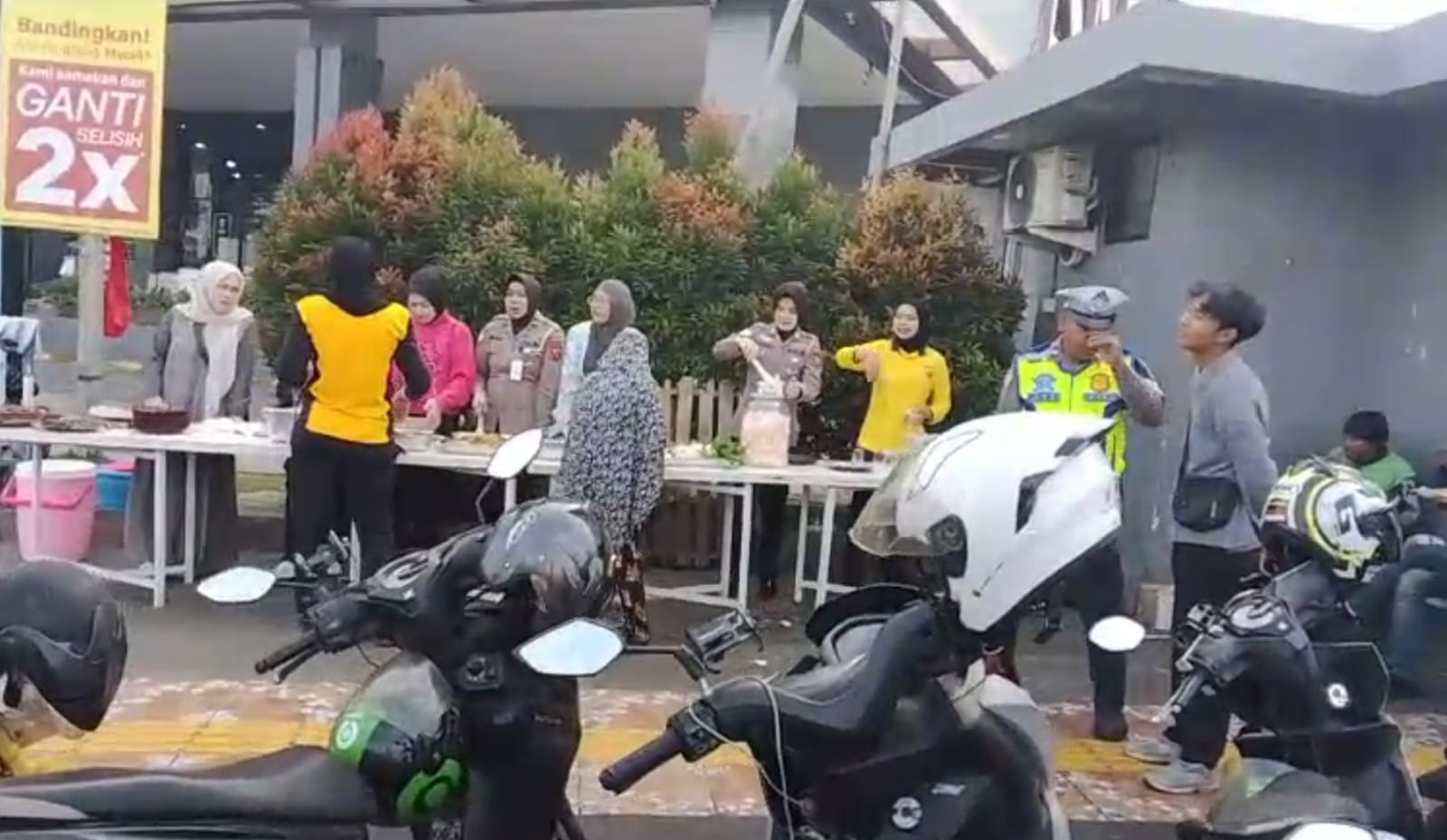 Satlantas Polres Garut Rutin Bagikan Makanan Gratis Jumat Berkah 