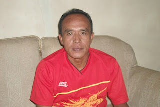 Asep Suhendi yang pertama melihat Batu bertulis yang menduga Prassasti (1).jpg