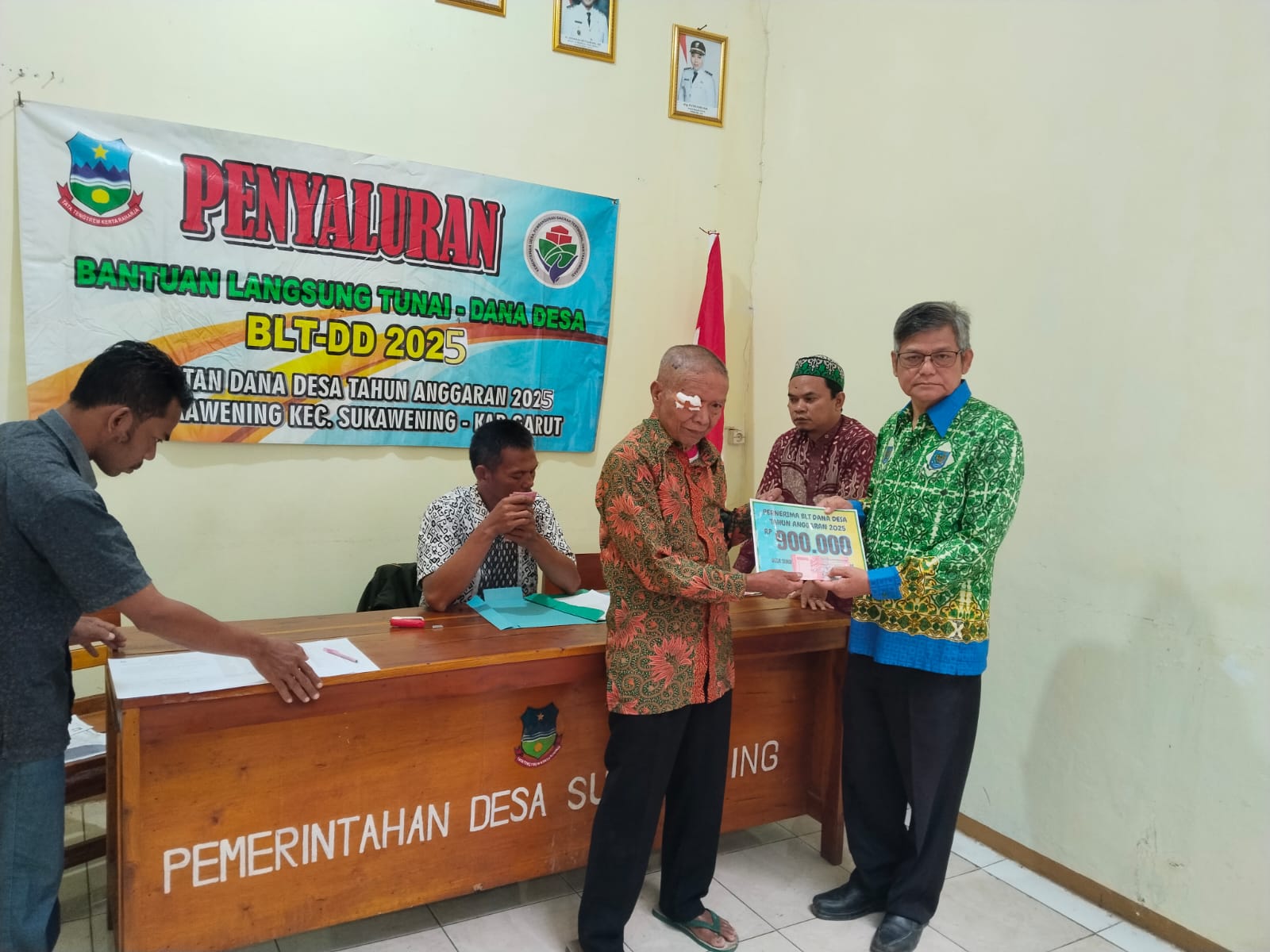 Pemerintahan Desa Sukawening Garut Bagikan BLT Triwulan ke -2 Feature image