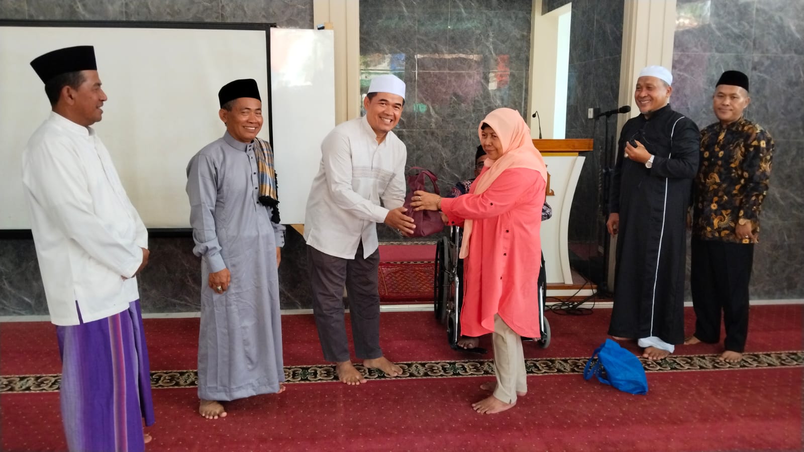 Hj. Titin Apresiasi Panitia Pembangunan Masjid As-Salam Garut, Kucurkan Bantuan Infak Rp250 Juta 