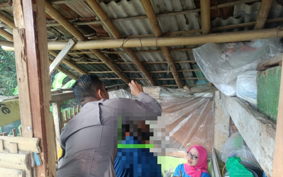 Jasad Mayat Gantung Diri 1.jpg Jasad Mayat Gantung Diri 1.jpg