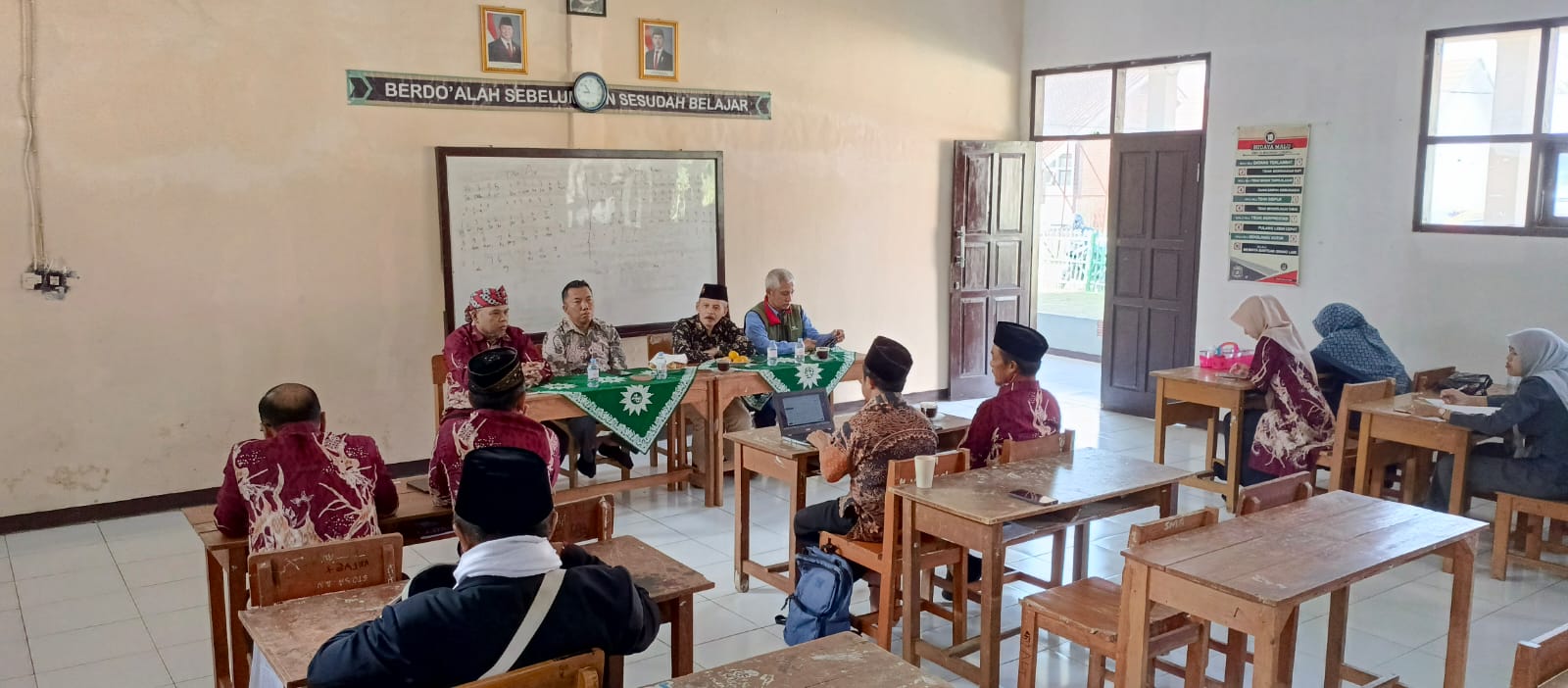 Ketua Majelis Dikdasmen PNF Muhammadiyah Jabar Asesmen SMA Al-Madinah Cibatu (c).jpg Ketua Majelis Dikdasmen PNF Muhammadiyah Jabar Asesmen SMA Al-Madinah Cibatu (c).jpg