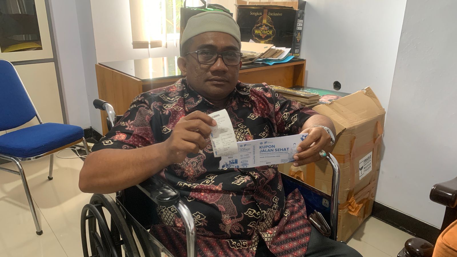 Ketua PDM Garut, Perdana membeli Tiket Jalan Santai.jpg