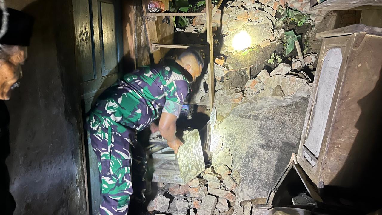 Longsor Menghanram Rumah Ma Popon.jpg Longsor Menghanram Rumah Ma Popon.jpg