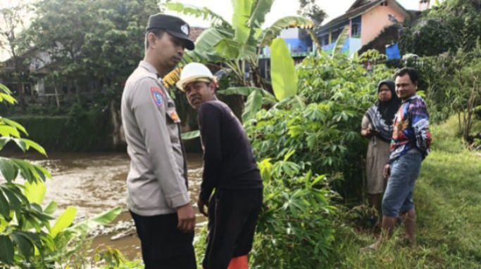 Mayat Bayi di Sungai Cimanuk (1).jpg Mayat Bayi di Sungai Cimanuk (1).jpg