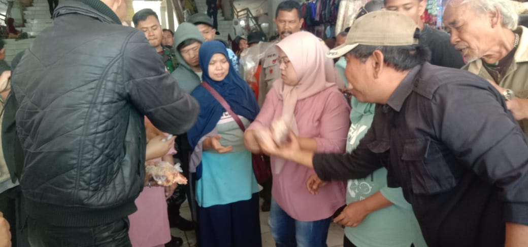 Pembagian daging qurban.jpg