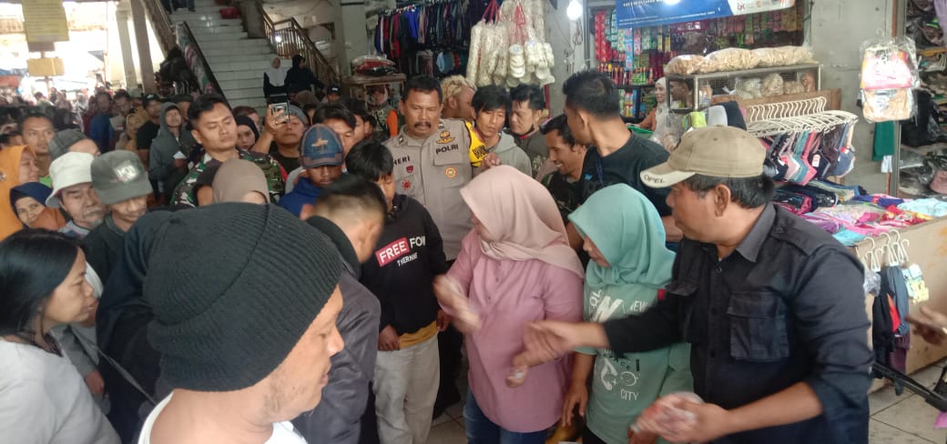 Pembagian daging qurban di Pasar Wanaraja.jpg