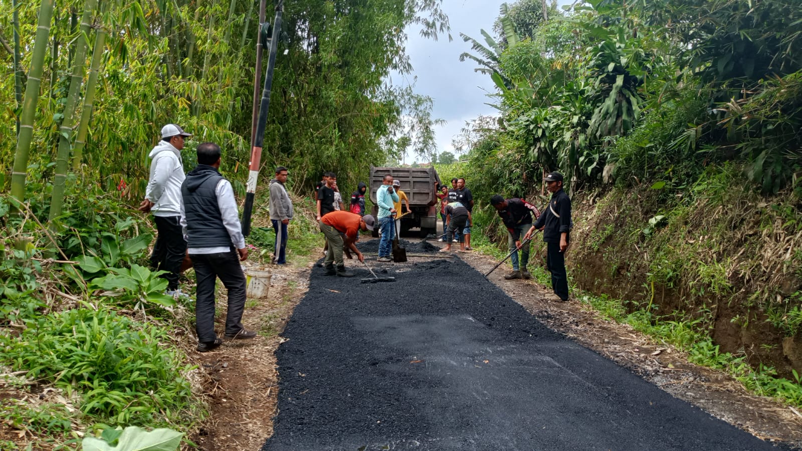 Pembangunan Jalan Kabupaten dari Swadaya Masyarakat.jpg