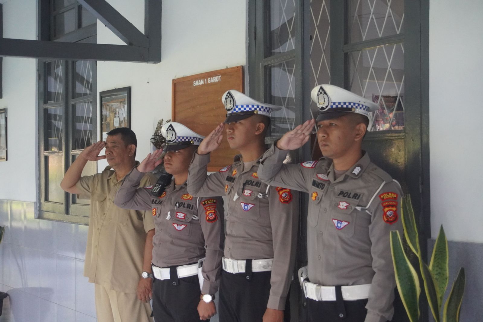 Police Go To School 2.jpg
