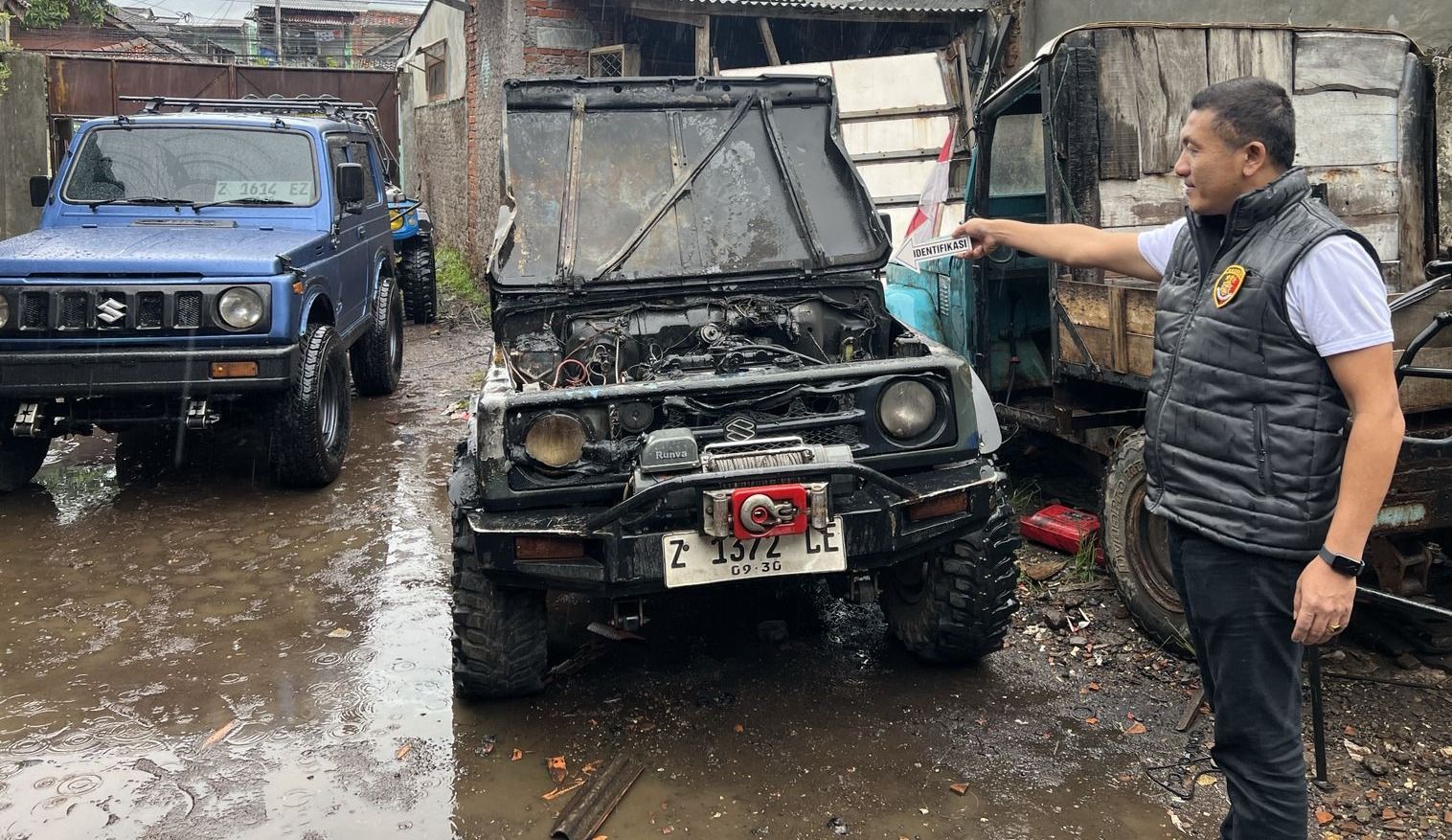 Polisi Cek TKP Kebakaran Mobil di Bengkel Astana Girang (1).jpg Polisi Cek TKP Kebakaran Mobil di Bengkel Astana Girang (1).jpg