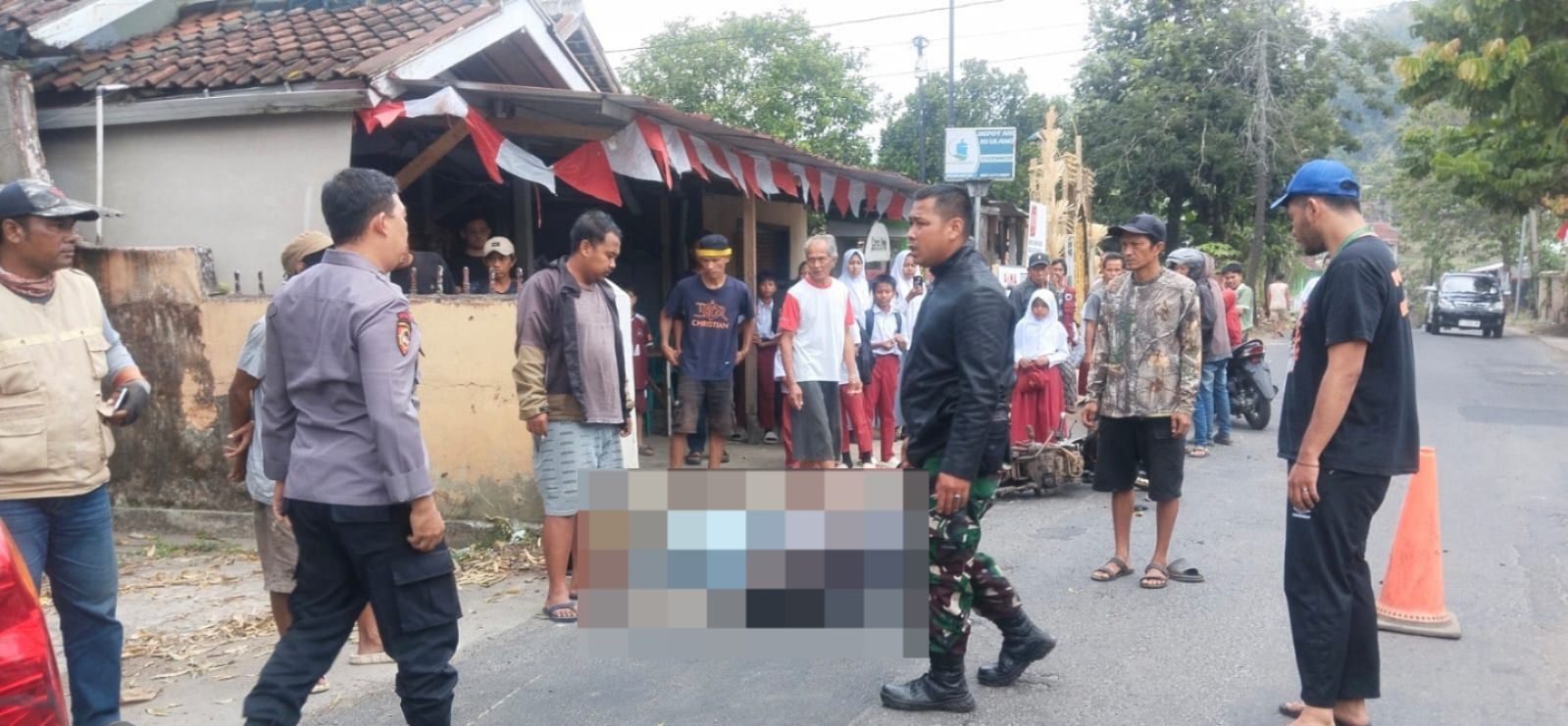 Polisi Evakuasi Dua Pelajar Tabrak Pagar Akibat Sepeda Motor Oleng (1).jpg