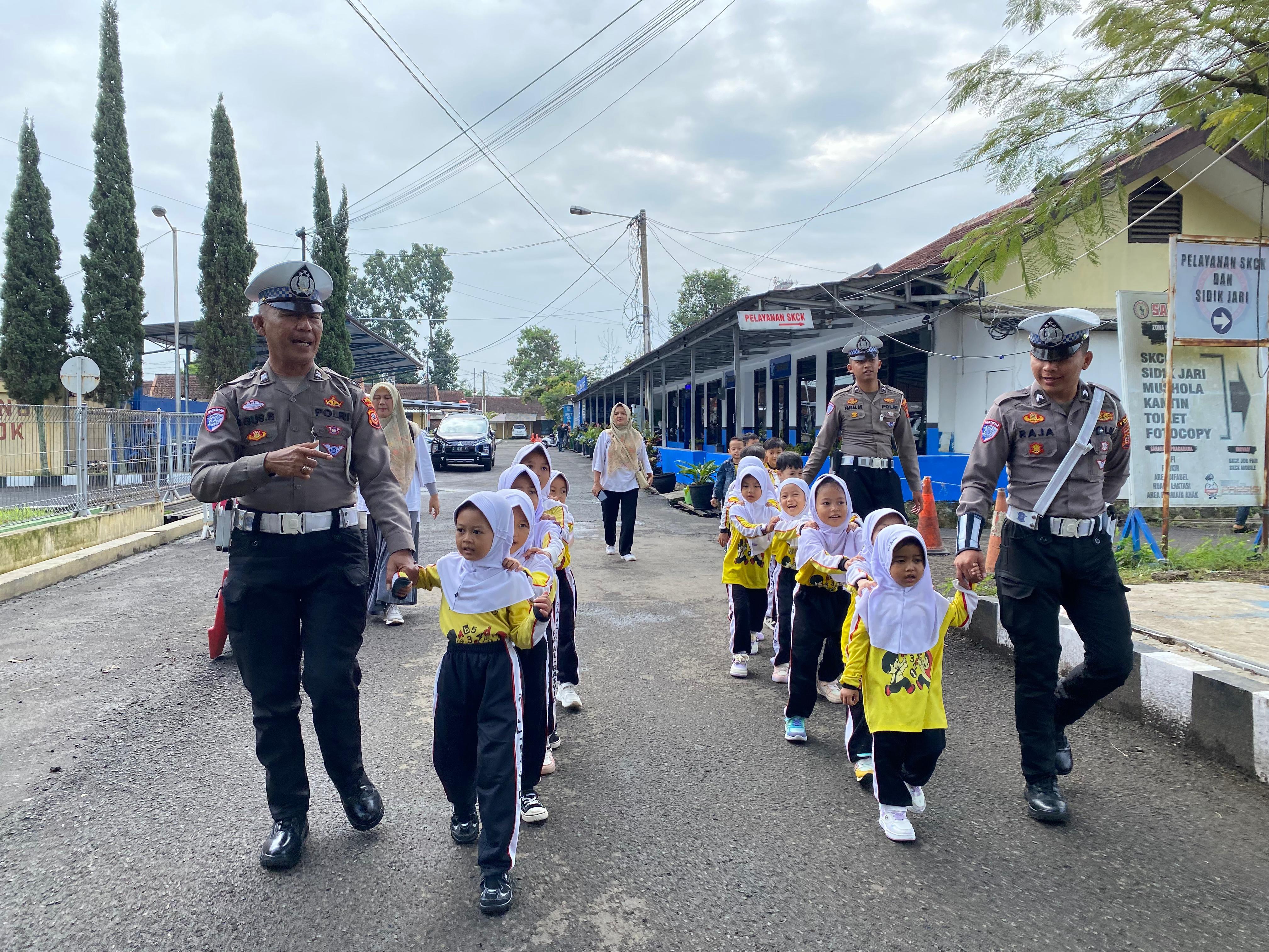 Polisi Sahabat Anak 2.jpg Polisi Sahabat Anak 2.jpg