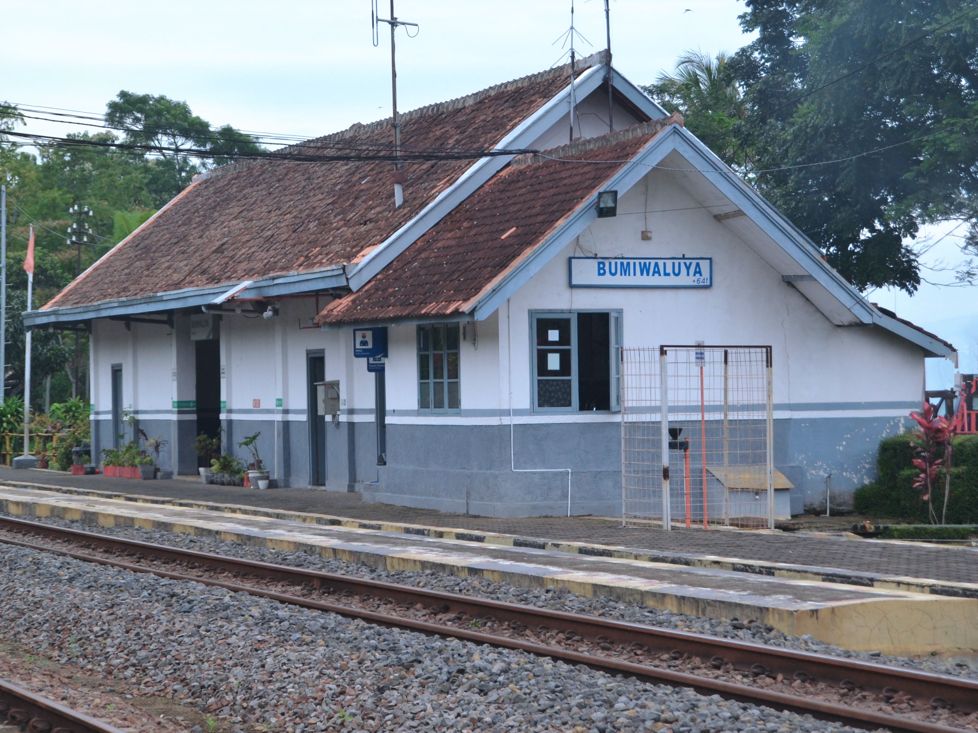 Stasiun Bumiwaluya. foto Wikipedia.jpeg