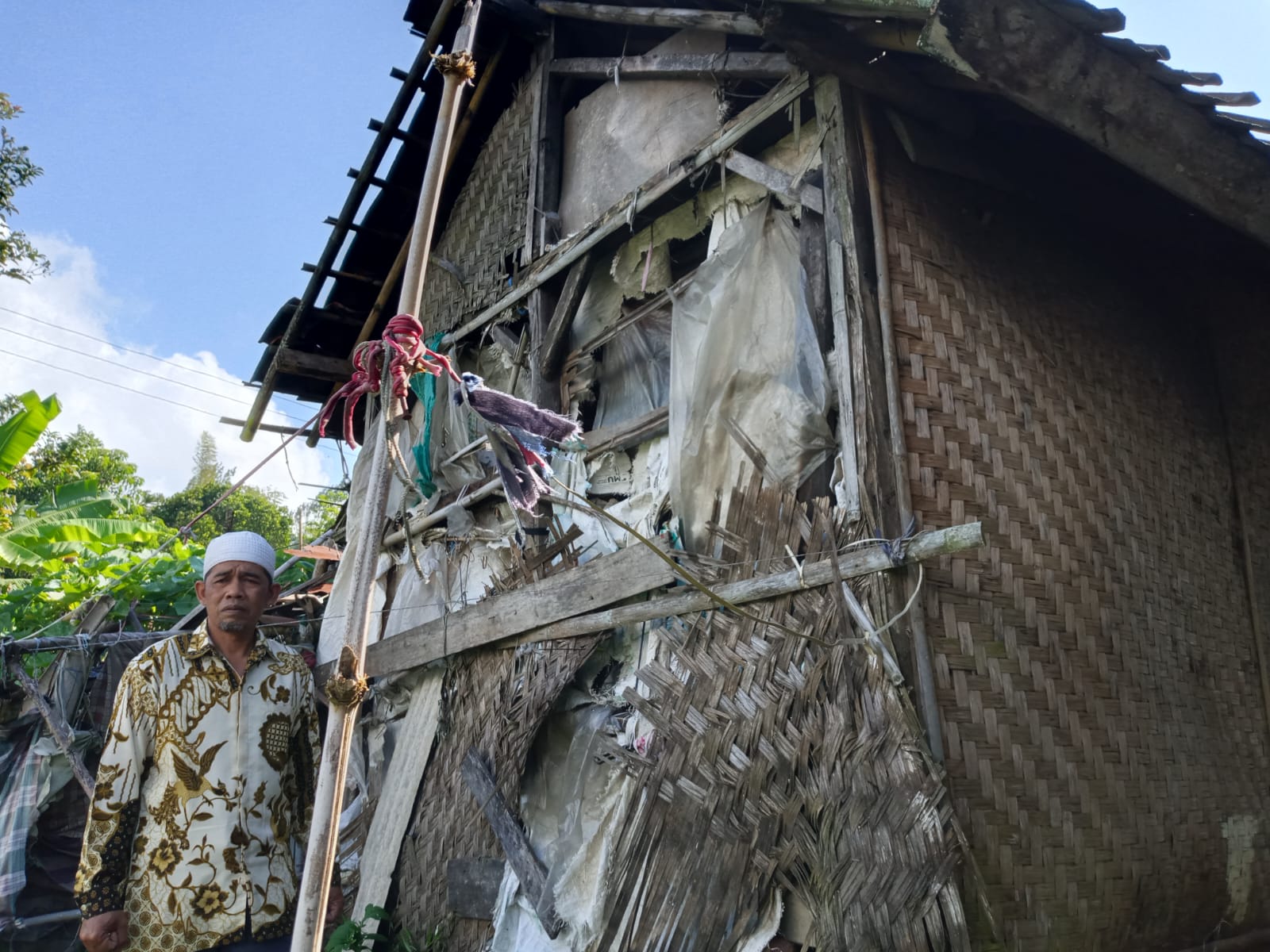 Ustadz Ajah di samping Rustilahu milik Rano.jpg