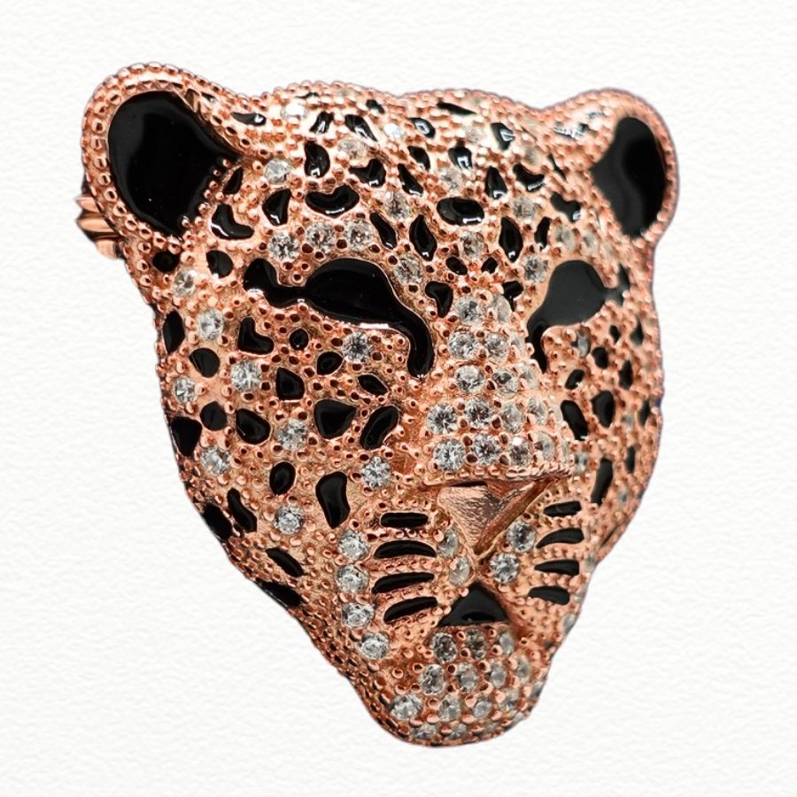 Add a bold touch of sophistication to your attire with this 925 Sterling Silver Rose Gold Plated Leopard Head Brooch, expertly crafted for those who appreciate distinctive accessories. Designed with remarkable attention to detail, this striking leopard he side view